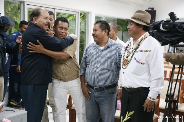 Daniel abandera a atletas que participarán en Juegos Mundiales Indígenas y en el Panamericano de Béisbol Infantil AA