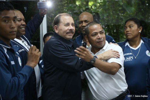 Daniel abandera a atletas que participarán en Juegos Mundiales Indígenas y en el Panamericano de Béisbol Infantil AA