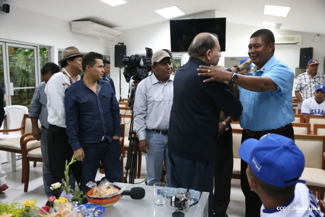 Daniel abandera a atletas que participarán en Juegos Mundiales Indígenas y en el Panamericano de Béisbol Infantil AA