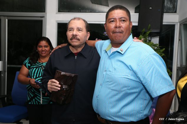 Daniel abandera a atletas que participarán en Juegos Mundiales Indígenas y en el Panamericano de Béisbol Infantil AA