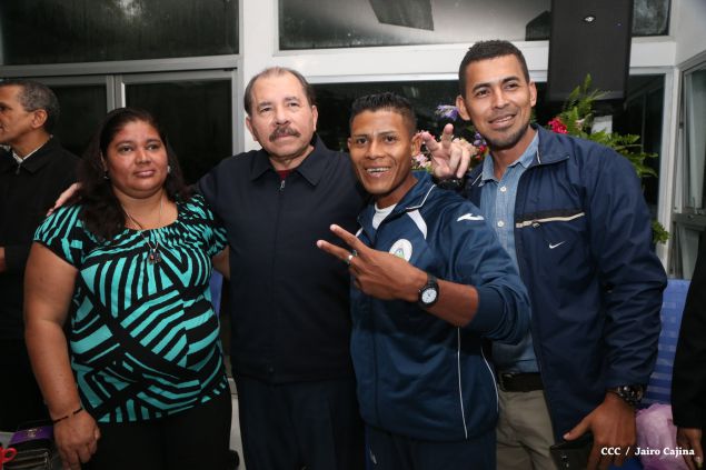 Daniel abandera a atletas que participarán en Juegos Mundiales Indígenas y en el Panamericano de Béisbol Infantil AA