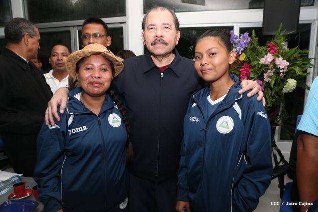 Daniel abandera a atletas que participarán en Juegos Mundiales Indígenas y en el Panamericano de Béisbol Infantil AA