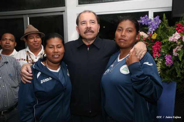 Daniel abandera a atletas que participarán en Juegos Mundiales Indígenas y en el Panamericano de Béisbol Infantil AA