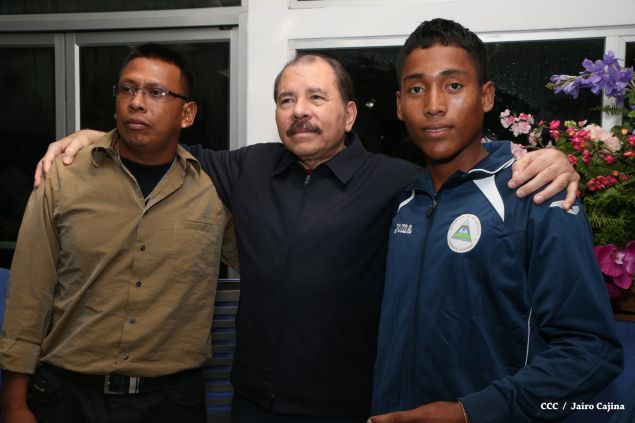 Daniel abandera a atletas que participarán en Juegos Mundiales Indígenas y en el Panamericano de Béisbol Infantil AA