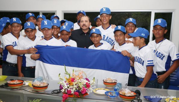 Daniel abandera a atletas que participarán en Juegos Mundiales Indígenas y en el Panamericano de Béisbol Infantil AA