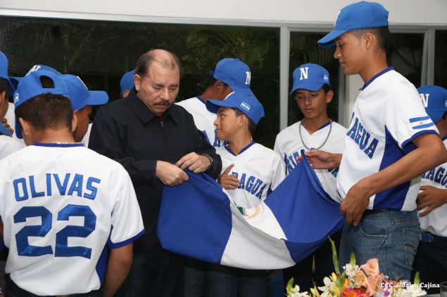 Daniel abandera a atletas que participarán en Juegos Mundiales Indígenas y en el Panamericano de Béisbol Infantil AA