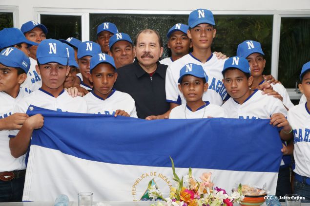 Daniel abandera a atletas que participarán en Juegos Mundiales Indígenas y en el Panamericano de Béisbol Infantil AA