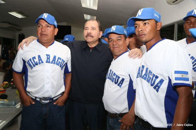 Daniel abandera a atletas que participarán en Juegos Mundiales Indígenas y en el Panamericano de Béisbol Infantil AA