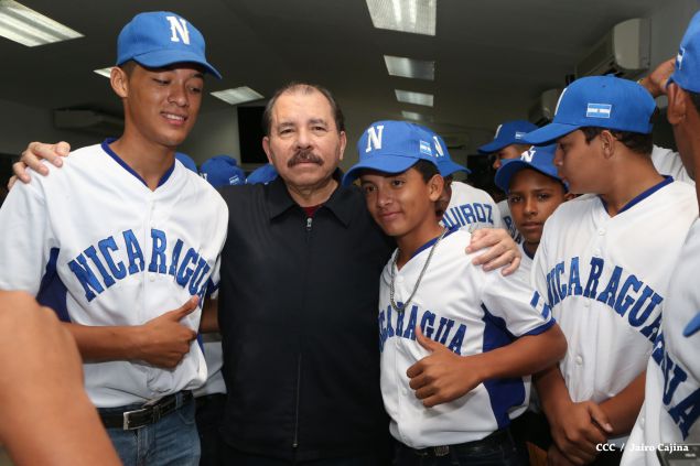 Daniel abandera a atletas que participarán en Juegos Mundiales Indígenas y en el Panamericano de Béisbol Infantil AA