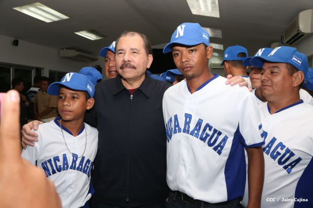 Daniel abandera a atletas que participarán en Juegos Mundiales Indígenas y en el Panamericano de Béisbol Infantil AA