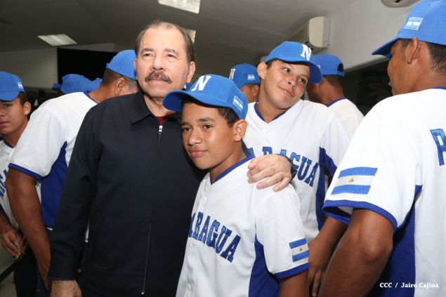 Daniel abandera a atletas que participarán en Juegos Mundiales Indígenas y en el Panamericano de Béisbol Infantil AA