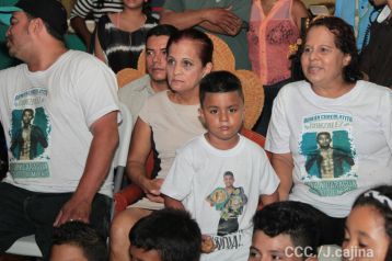 Celebran familiares, amigos y vecinos, la Gran Victoria de Román "Chocolatito" González
