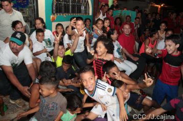 Celebran familiares, amigos y vecinos, la Gran Victoria de Román "Chocolatito" González