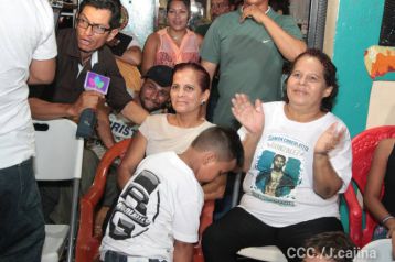 Celebran familiares, amigos y vecinos, la Gran Victoria de Román "Chocolatito" González