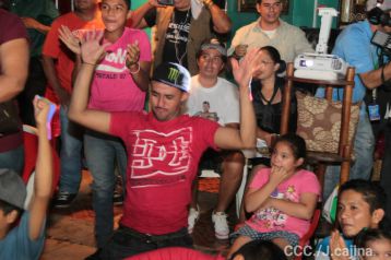 Celebran familiares, amigos y vecinos, la Gran Victoria de Román "Chocolatito" González