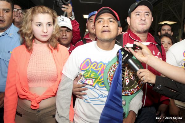 Chocolatito retorna a Nicaragua tras su histórica y contundente victoria ante Brian Viloria