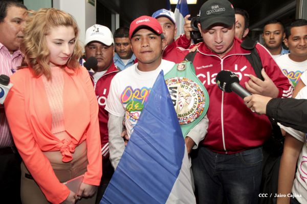 Chocolatito retorna a Nicaragua tras su histórica y contundente victoria ante Brian Viloria