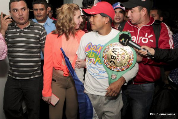 Chocolatito retorna a Nicaragua tras su histórica y contundente victoria ante Brian Viloria