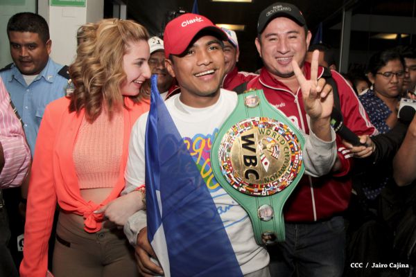 Chocolatito retorna a Nicaragua tras su histórica y contundente victoria ante Brian Viloria