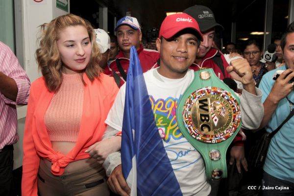 Chocolatito retorna a Nicaragua tras su histórica y contundente victoria ante Brian Viloria