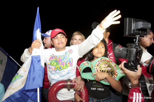 Chocolatito retorna a Nicaragua tras su histórica y contundente victoria ante Brian Viloria