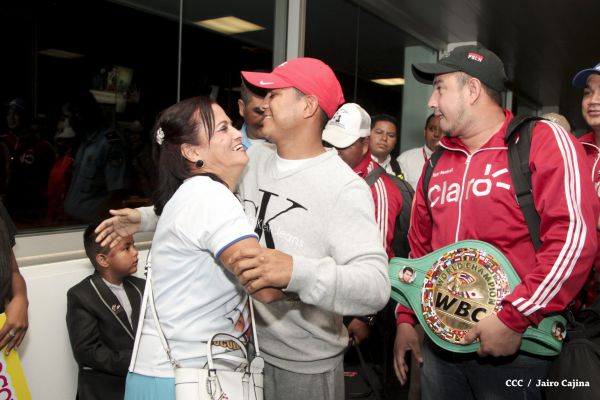 Chocolatito retorna a Nicaragua tras su histórica y contundente victoria ante Brian Viloria