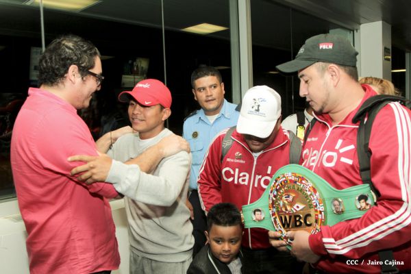 Chocolatito retorna a Nicaragua tras su histórica y contundente victoria ante Brian Viloria