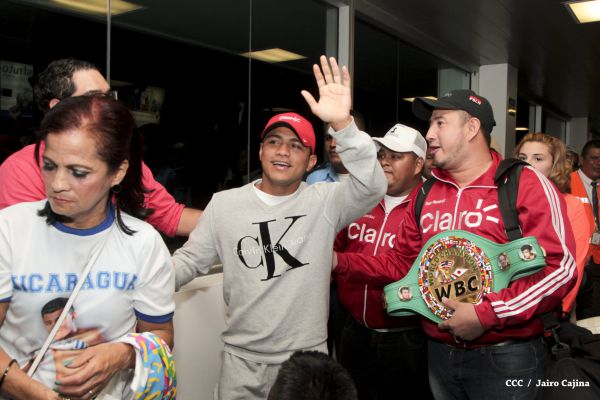 Chocolatito retorna a Nicaragua tras su histórica y contundente victoria ante Brian Viloria