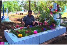 Familias asisten a Cementerio de Guadalupe en León este 1 de Noviembre