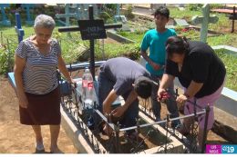 Familias asisten a Cementerio de Guadalupe en León este 1 de Noviembre