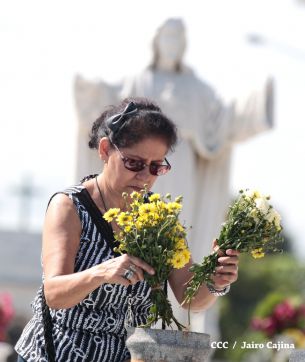 Familias acuden a cementerios para honrar a sus difuntos