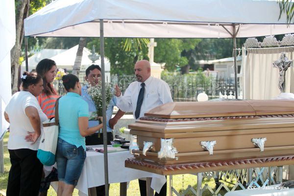 Familias acuden a cementerios para honrar a sus difuntos