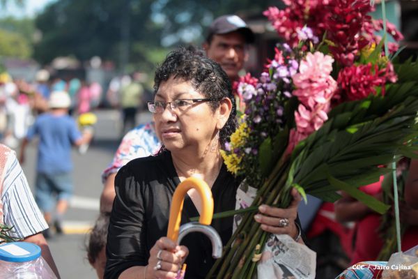 Familias acuden a cementerios para honrar a sus difuntos