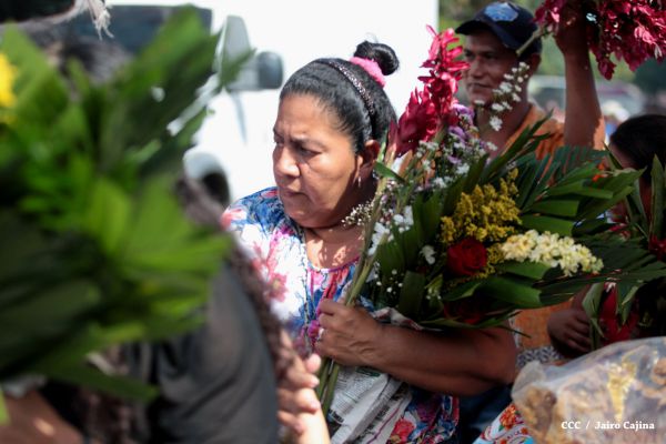 Familias acuden a cementerios para honrar a sus difuntos