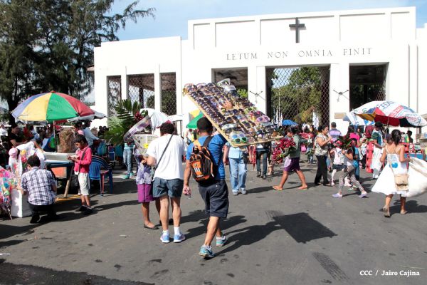 Familias acuden a cementerios para honrar a sus difuntos