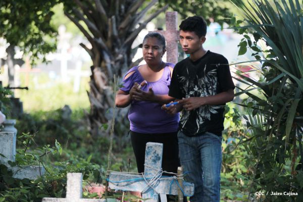 Familias acuden a cementerios para honrar a sus difuntos