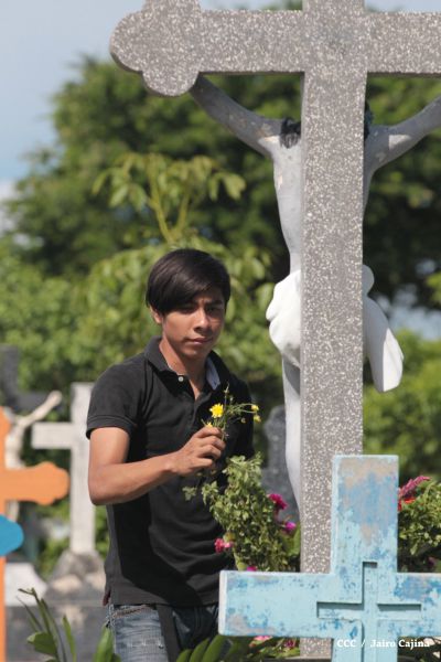 Familias acuden a cementerios para honrar a sus difuntos