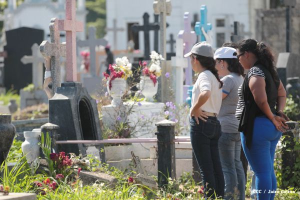 Familias acuden a cementerios para honrar a sus difuntos