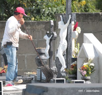 Familias acuden a cementerios para honrar a sus difuntos