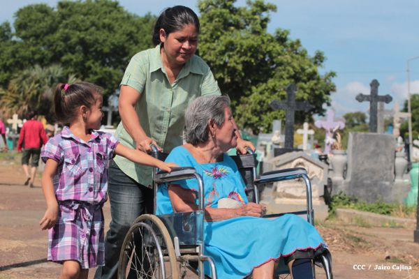 Familias acuden a cementerios para honrar a sus difuntos