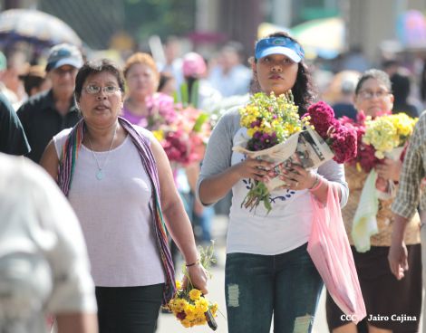 Familias acuden a cementerios para honrar a sus difuntos
