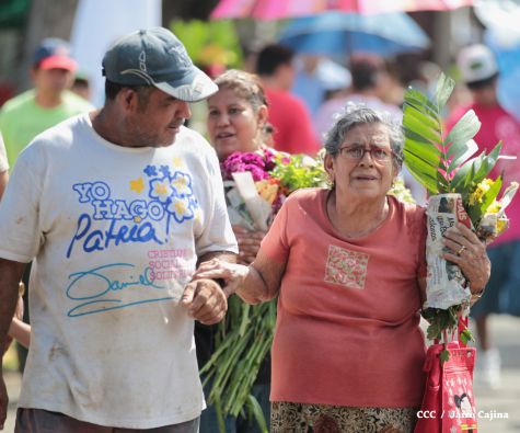 Familias acuden a cementerios para honrar a sus difuntos