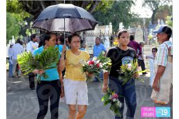 Familias acuden a cementerios para honrar a sus difuntos