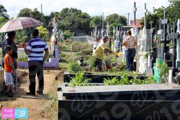 Familias acuden a cementerios para honrar a sus difuntos