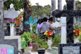 Familias acuden a cementerios para honrar a sus difuntos