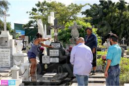 Familias acuden a cementerios para honrar a sus difuntos