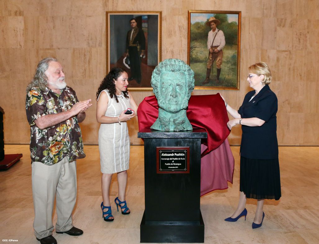 Ministra de Salud rusa desvela en Nicaragua busto del poeta Aleksandr Pushkin