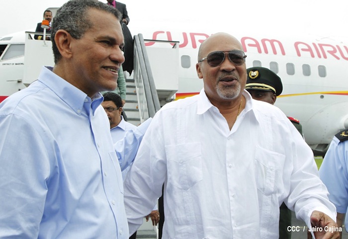 Presidente de Surinam llega a Cumbre de Petrocaribe