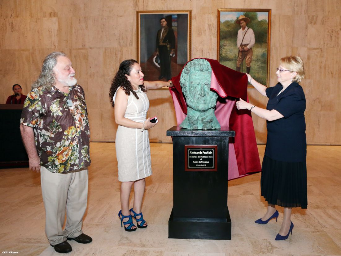 Ministra de Salud rusa desvela en Nicaragua busto del poeta Aleksandr Pushkin