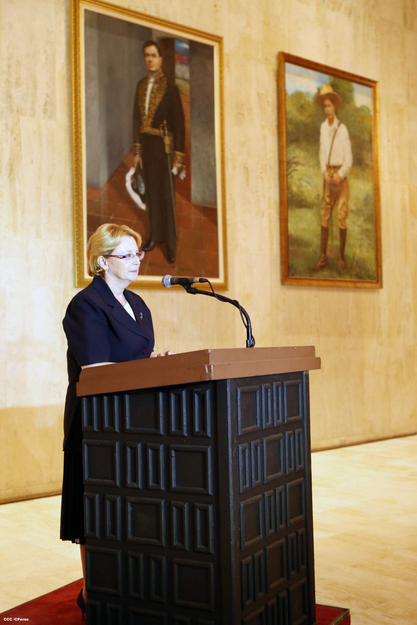 Ministra de Salud rusa desvela en Nicaragua busto del poeta Aleksandr Pushkin